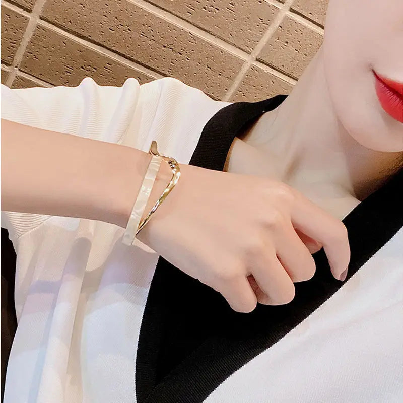 White Shellfish Bracelets Board Bend Metal Bangles Womens Hand Bracelets Geometric C- shaped Opening Bracelets Jewelry Gifts