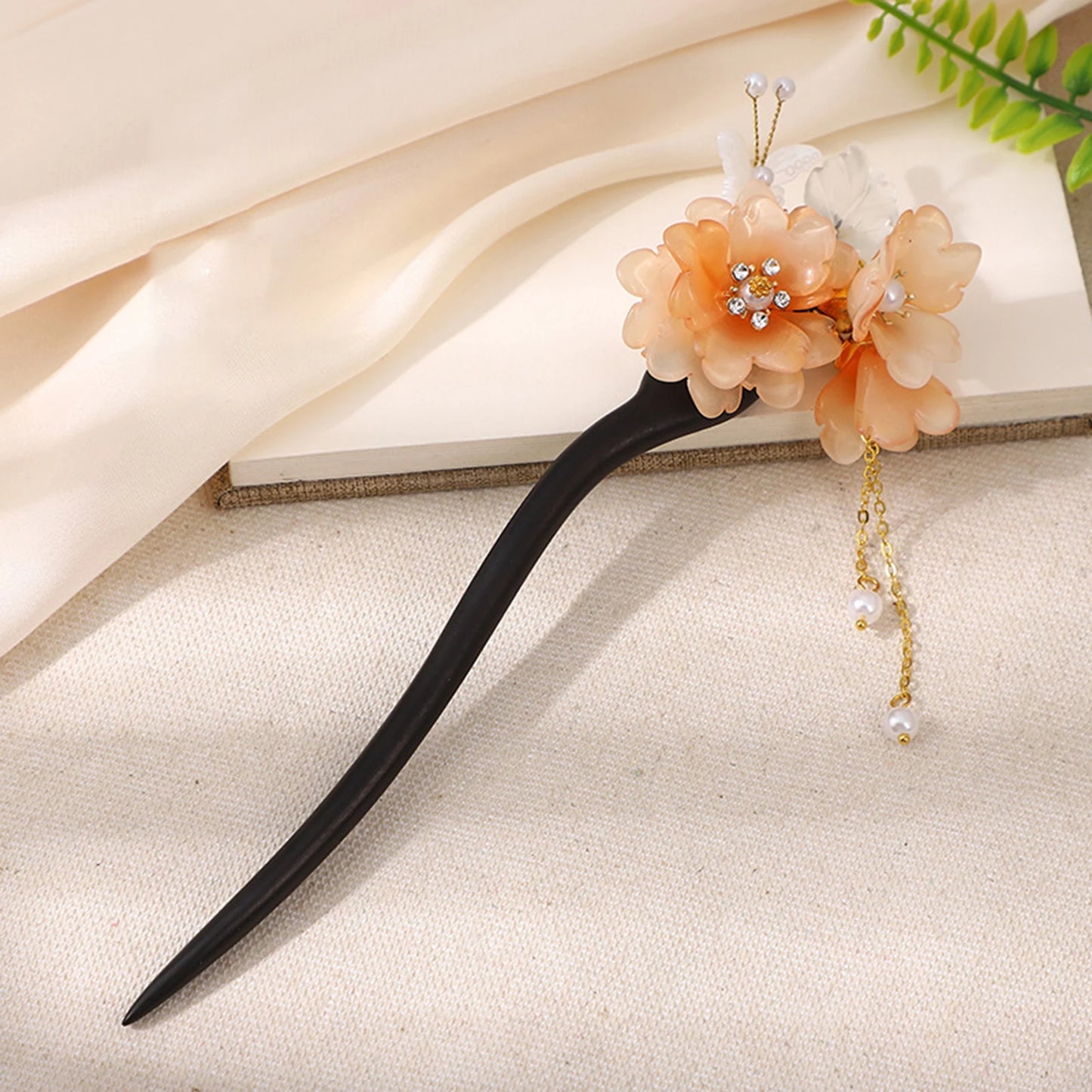 Ancient Style Magnolia Hairpin Artificial Transparent Glass Flower Tassel Hair Stick Wooden Simple Updo Hairpin New Year Gifts