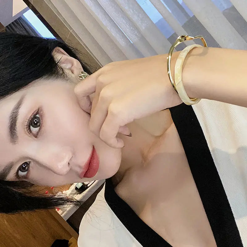 White Shellfish Bracelets Board Bend Metal Bangles Womens Hand Bracelets Geometric C- shaped Opening Bracelets Jewelry Gifts