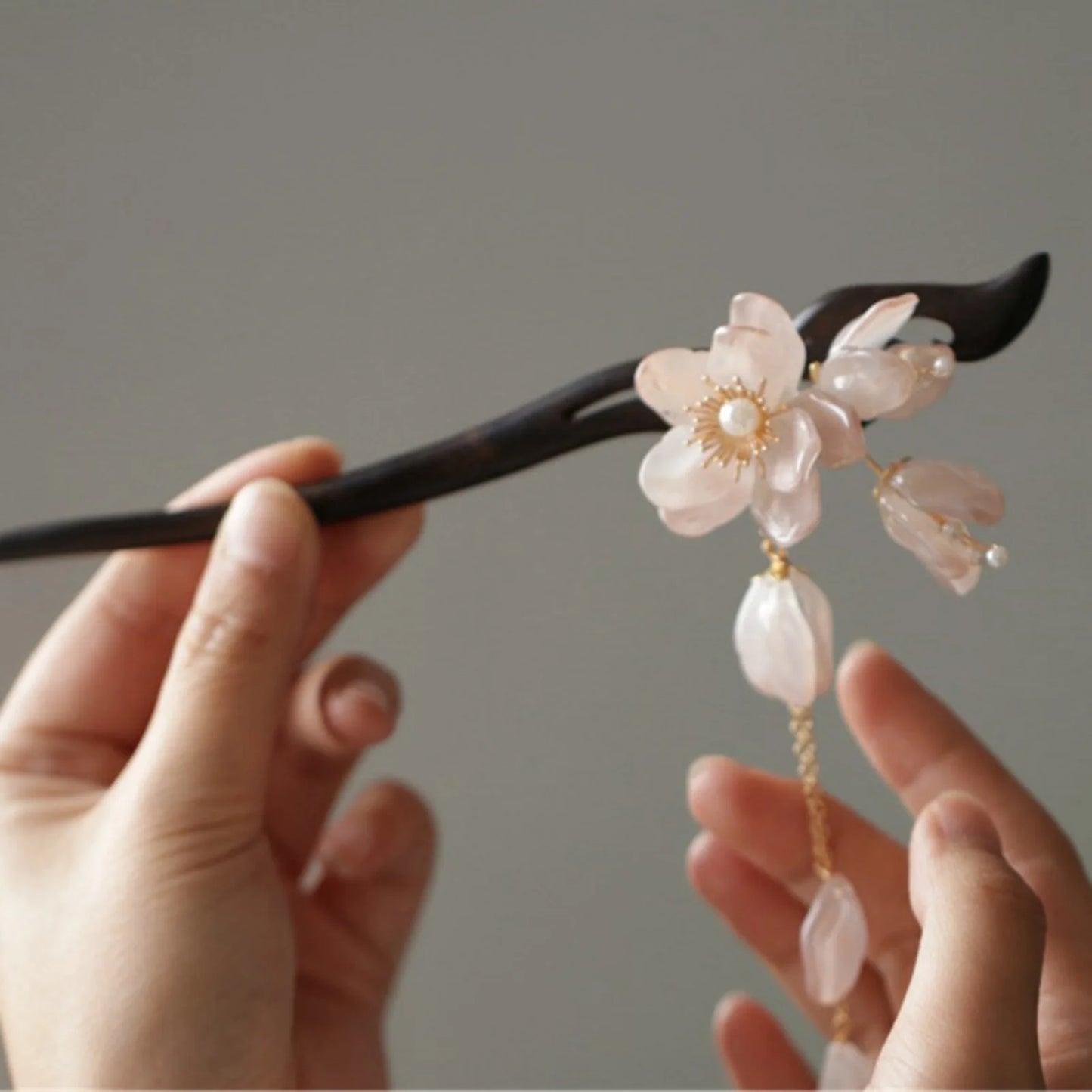 Ancient Style Magnolia Hairpin Artificial Transparent Glass Flower Tassel Hair Stick Wooden Simple Updo Hairpin New Year Gifts
