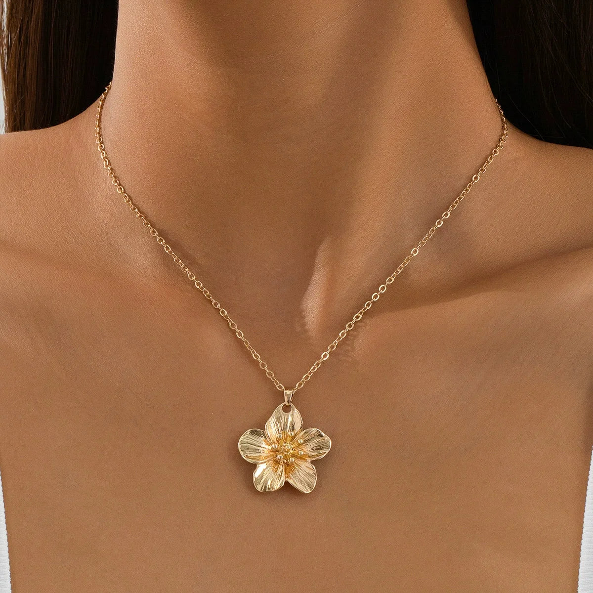 Golden Dopamine Style Flower Pendant Necklace for Women 2025 New Trend Wrinkled Choker Wedding Gifts Accessories