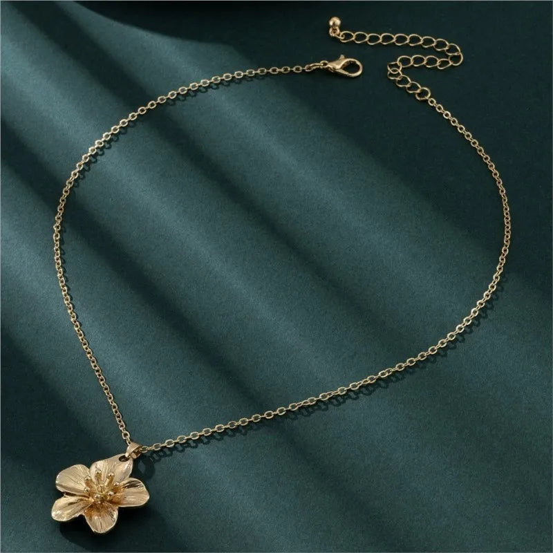 Golden Dopamine Style Flower Pendant Necklace for Women 2025 New Trend Wrinkled Choker Wedding Gifts Accessories