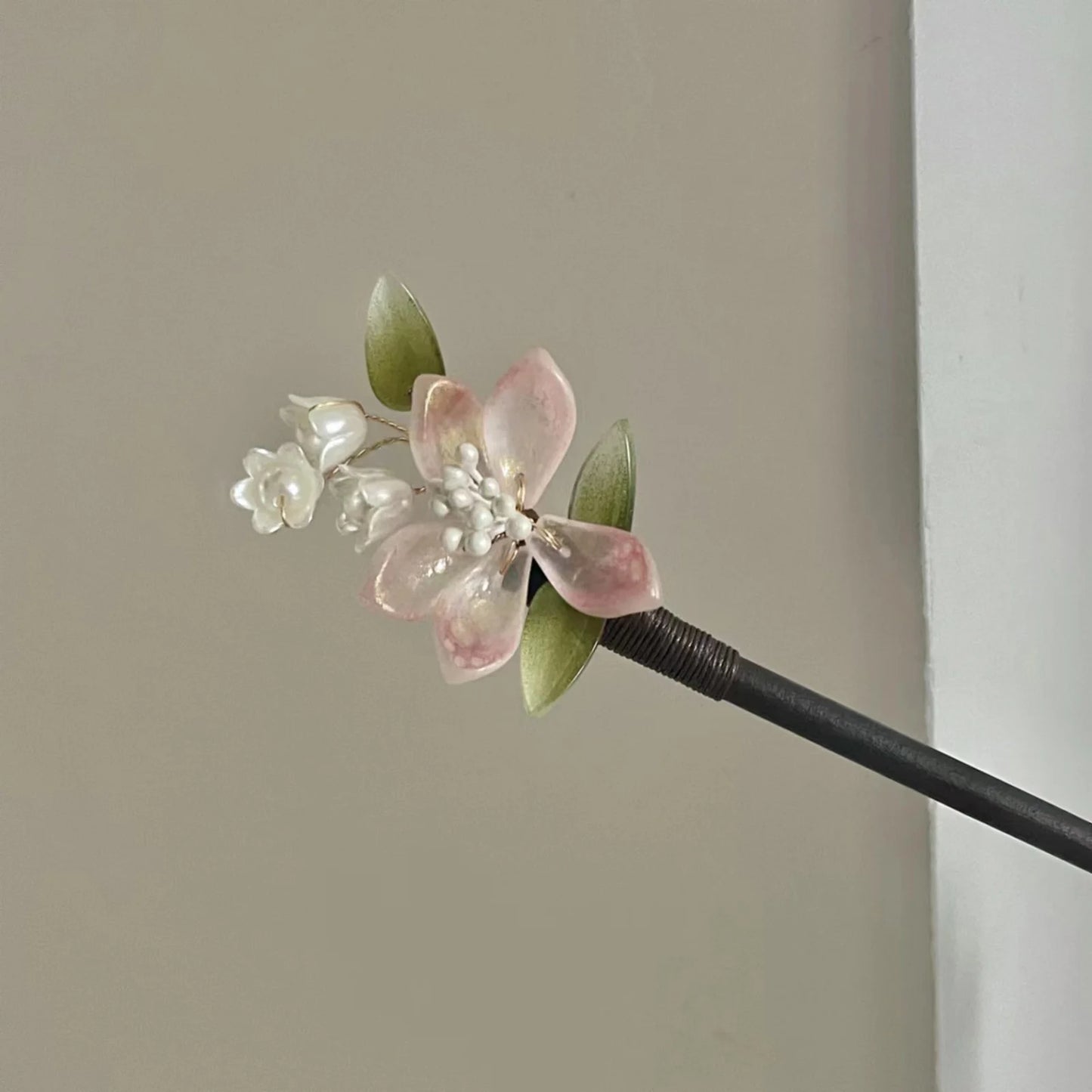 Ancient Style Magnolia Hairpin Artificial Transparent Glass Flower Tassel Hair Stick Wooden Simple Updo Hairpin New Year Gifts