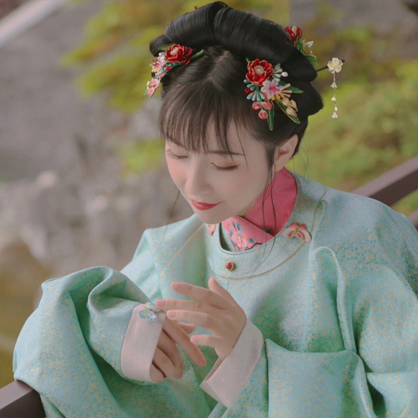 Ancient Style Magnolia Hairpin Artificial Transparent Glass Flower Tassel Hair Stick Wooden Simple Updo Hairpin New Year Gifts