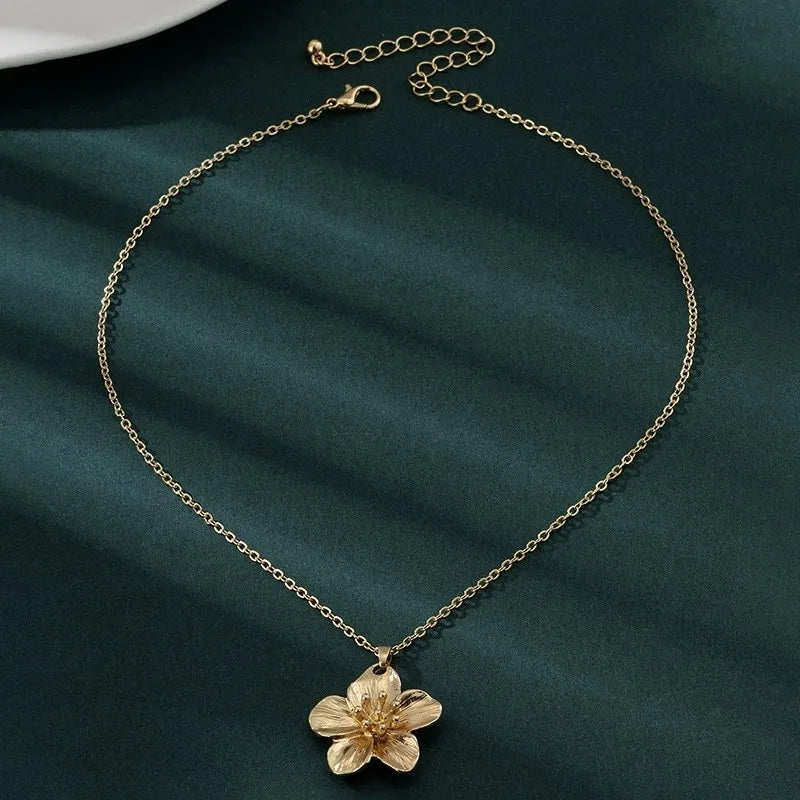 Golden Dopamine Style Flower Pendant Necklace for Women 2025 New Trend Wrinkled Choker Wedding Gifts Accessories