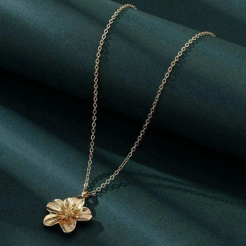 Golden Dopamine Style Flower Pendant Necklace for Women 2025 New Trend Wrinkled Choker Wedding Gifts Accessories