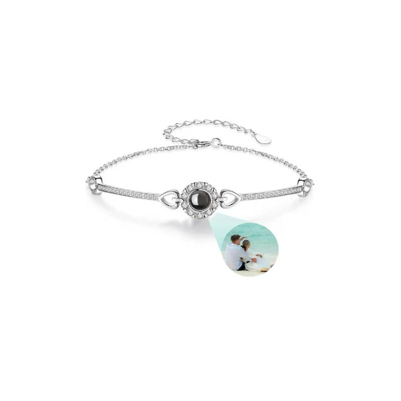 Bracelet with a teardrop-shaped charm featuring a photo of a couple on a white background